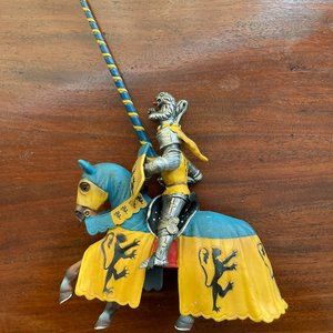Set Schleich Knight Blue and Yellow and Standard Bearer on Silver Horse - 4 pcs